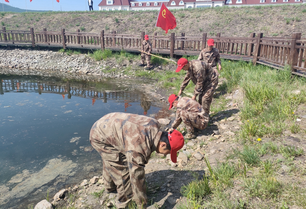 ６．４應(yīng)急事務(wù)處團支部開展“‘河’我一起 守護美麗林區(qū)”志愿服務(wù)活動 (1).jpg