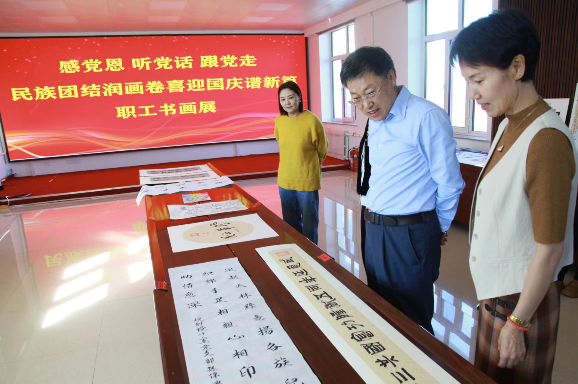 風天林草公司黨委舉辦職工書畫展 以筆墨丹青繪民族團結(jié)喜迎國慶